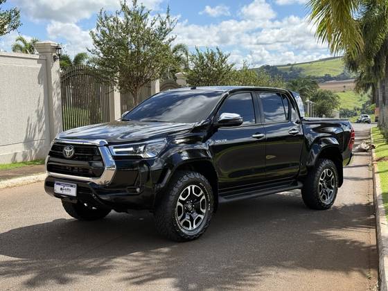 TOYOTA HILUX 2.8 D-4D TURBO DIESEL CD SRX 4X4 AUTOMÁTICO TOYOTA HILUX 2.8 D-4D TURBO DIESEL CD SRX 4X4 AUTOMÁTICO